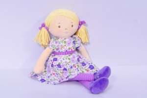 Peggy – Szőke haj/halványlila és rózsaszín ruhában, természetes pamutból dobozban 31523023 Babák - Rongybaba