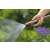 Дюза за почистване Gardena пръска вода