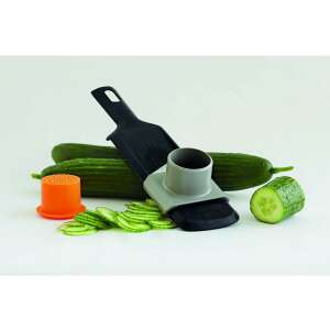 Fiskars Functional Form rezač povrća s kriškama krastavca, prikazuje rezač u upotrebi - Fiskars