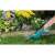 Gardena Classic Grassschere, blau und orange, wird verwendet, um Gras um ein Blumenbeet zu trimmen