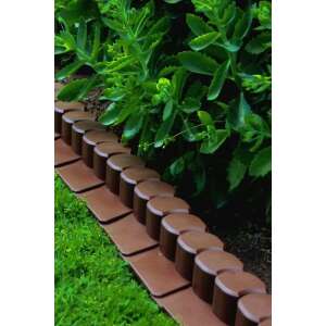 MIDI PLUS sötétbarna kerti szegély készlet, 2,1m hosszú, telepítve egy kertben - Ágyásszegély