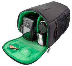 RIVACASE Green Mantis 7440 DSLR fényképezőgép válltáska, nyitott nézettel, kamerával és vakuval belül - RIVACASE