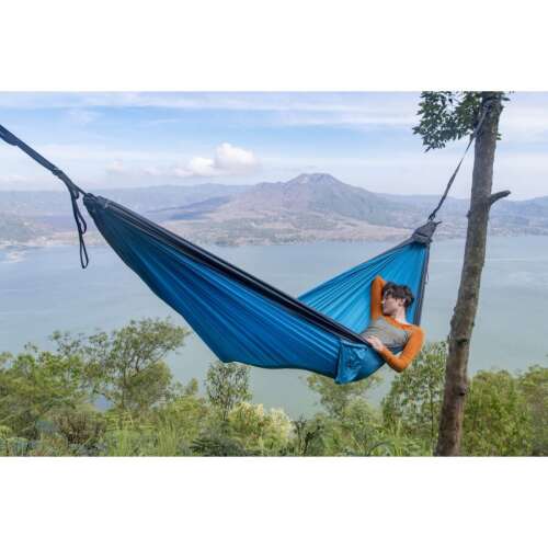 Ticket to the Moon dupla kemping függőágy, könnyű, ejtőernyőselyem, 180kg teherbírás, kék és szürke, személy pihen a függőágyban