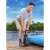 Person, die ein Kajak mit einer Bestway Air Hammer Handpumpe aufpumpt