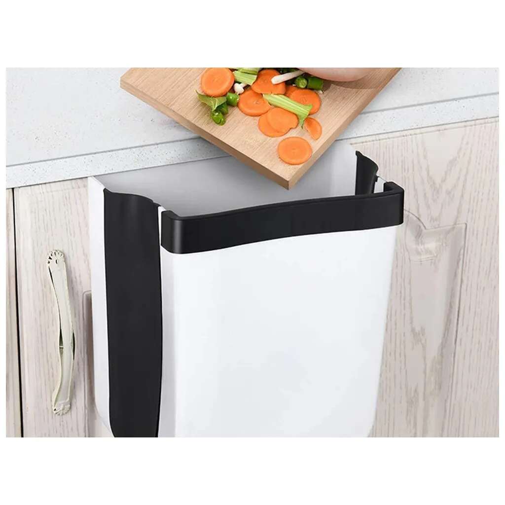 Összecsukható kosár a szekrényre akasztva a biohulladék számára