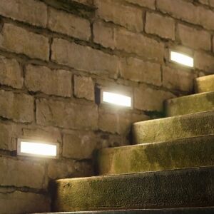 V-TAC 3W LED lépcsővilágítás lépcsőre szerelve, IP65, meleg fehér - Irányfény