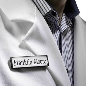 Durable Clip Card mágneses névtűző fehér köpenyen viselve - Durable