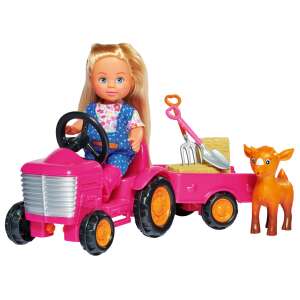 Evi Love Puppe fährt einen rosa Traktor mit Anhänger, einem braunen Ziegenkind, einem Heuballen, einer Schaufel und einer Heugabel - Simba Toys Baba
