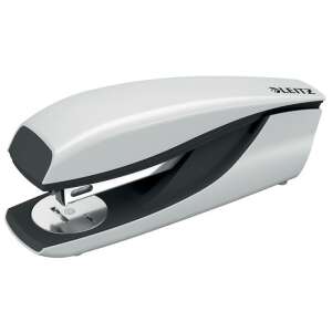 Leitz Nexxt 5502 Hefter, silber und schwarz, schräge Ansicht - Heftgeräte, Heftklammern