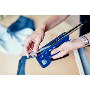 Osoba używająca zszywacza Rapid do mocowania tkaniny do powierzchni - Rapid