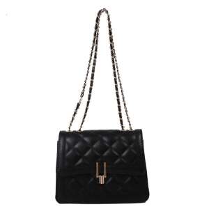 Schwarze gesteppte Schultertasche mit goldener Kettenriemen - Handtaschen