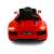 Hátsó nézet a SmileGAME by Pepita piros elektromos autóról bekapcsolt lámpákkal