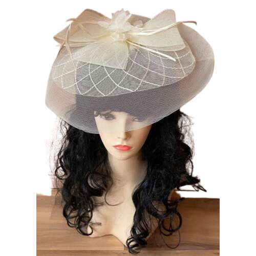 EKRÜ elefántcsont menyasszonyi kalap fátyollal, virág és masni díszítéssel