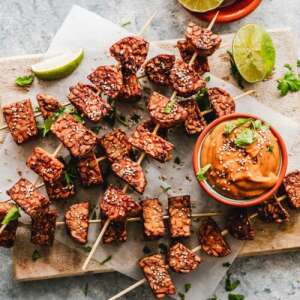 Tempeh skewers with peanut sauce, made with Navaris bamboo skewers - Kitchen Utensils & Gadget