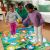 Gyerekek Hasbro Twister Junior társasjátékkal játszanak