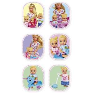 Колаж на игралния комплект Steffi Love Baby World, показващ куклите, количката, стола за хранене, креватчето и аксесоарите - Simba Toys Баба