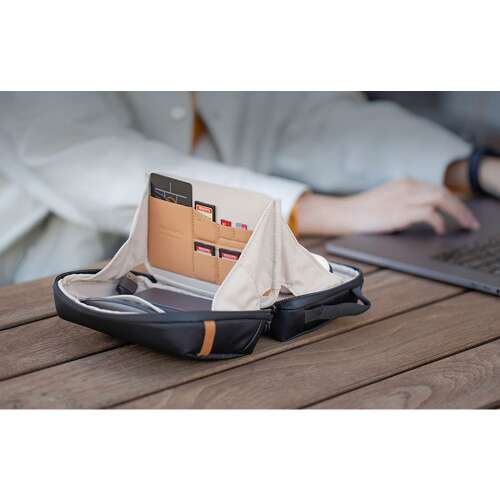 PGYTECH Tech Organizer, geöffnet, zeigt Fächer und Taschen