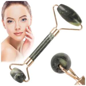 Kobieta używa jadeitowego rollera do twarzy do masażu anti-aging - Masażer do twarzy