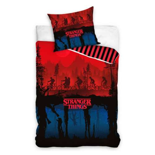 Stranger Things ágynemű garnitúra, a főszereplőkkel biciklizve az erdőben, piros és kék színösszeállításban
