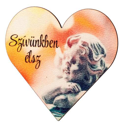 Fa szív alakú dekoráció angyallal és a "Szívünkben élsz" felirattal