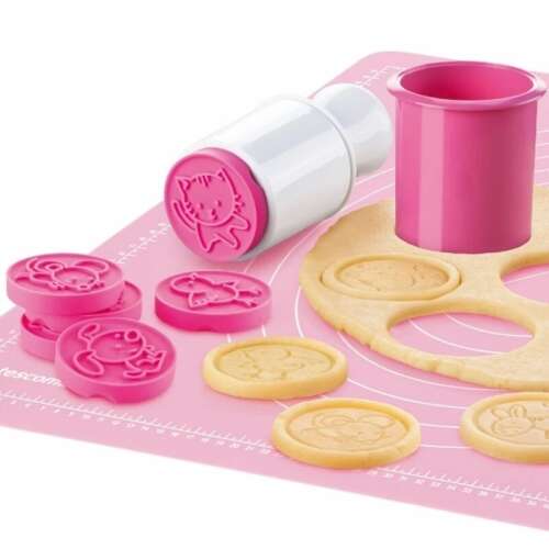 Animal cookie cutters and stamp set, includes 6 different animal shapes and a rolling pin stamp, perfect for making fun and unique cookies
