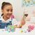Lány játszik Hatchimals Rainbow-cation Sibling Luv Pack figurákkal