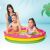 Familie care se bucura de piscina gonflabila Intex Sunset Glow