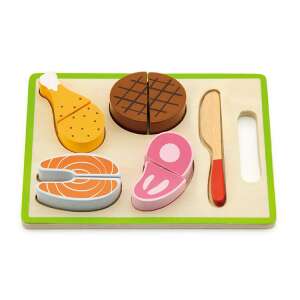Prim-plan cu tocătorul de alimente din lemn Viga Toys cu carne și cuțit de jucărie - Joacă alimente