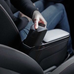 Armster 2 könyöklő beszerelve egy Fiat 500L Living (2012-2017) autóba a kényelmes vezetésért - Autós könyöklő