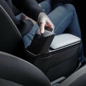 Armster 2 fekete-ezüst autós könyöklő VW Golf V-höz (2003-2010) használat közben - Autós könyöklő