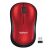 Widok z góry czerwonej myszy bezprzewodowej Logitech M185 z odbiornikiem USB