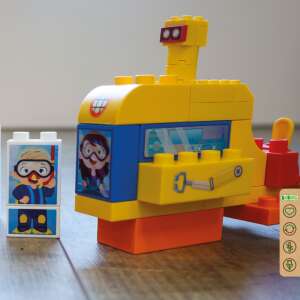 Set de construcție BiOBUDDi Underwater Adventure, cu un submarin galben, un delfin albastru și un pește clovn portocaliu - Jocuri de constructie - Lego