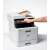 Brother DCP-L8410CDW Farblaser-Multifunktionsdrucker mit Hand auf dem Bedienfeld