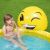 Kind spielt mit Wassersprinkler im Bestway Emoji Pool