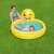 Kind genießt den Bestway Emoji Pool mit Wassersprinkler