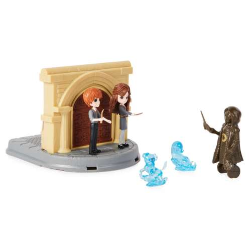 Harry Potter Magical Minis A szükség szobája játékkészlet, Ron és Hermione figurákkal, 2 Patronus figurával, párbaj pálcával és szoba szettel