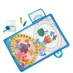 Melissa & Doug Blue's Clues & You Vízvarázs Szőnyeg, kinyitva, a vízzel aktiválható színező felület látható Blue's Clues karakterekkel és tevékenységekkel - Melissa & Doug
