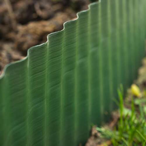 Green plastic garden edging, Nature brand, 25cm high, 9m long