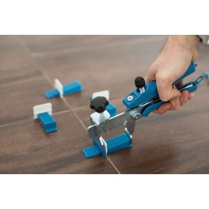 Viva TOOL burkolatszintező rendszer használat közben, klipek és ékbeillesztő szerszám látható - Viva Style