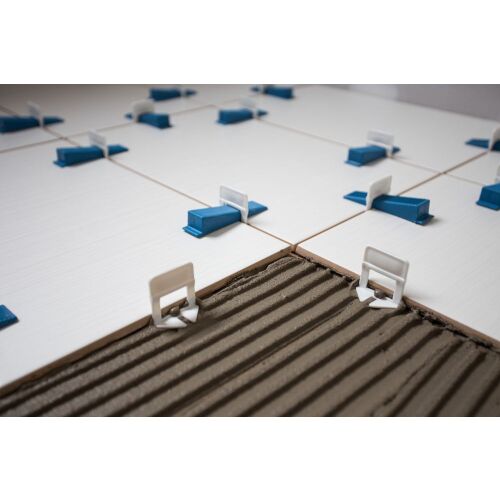 Viva TOOL burkolatszintező rendszer használat közben, szintező klipszek és ékek a csempéken