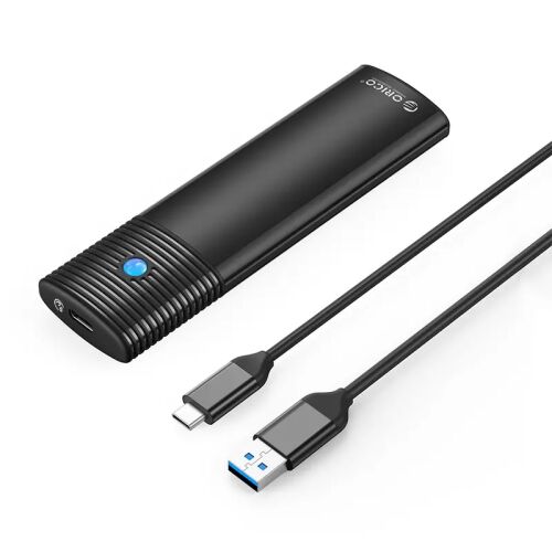 Szögletes nézet az Orico PWM2-BK-EP M.2 SATA külső meghajtóházról USB-C kábellel