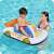 Kind spielt mit Bestway aufblasbarem Auto Pool Float mit Griff, weiß, blau, gelb, orange