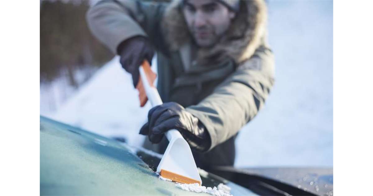 Fiskars SnowXpert Brush And Ice Scraper White