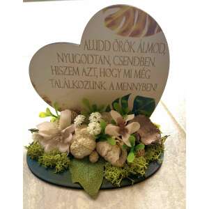 Szív alakú sírdísz a felirattal: "Aludd örök álmod nyugodtan, csendben. Hiszem azt, hogy mi még találkozunk a mennyben!" - Kegyeleti dekoráció