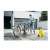 Nő Karcher K 2 Power Control magasnyomású mosóval tisztít egy kerékpárt