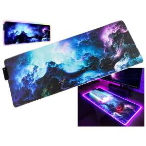 Collage einer großen RGB-beleuchteten Gaming-Mausmatte mit Wolken-Design, die die Matte im Einsatz mit Tastatur und Maus zeigt, sowie Nahaufnahmen der Funktionen der Matte - Mousepads