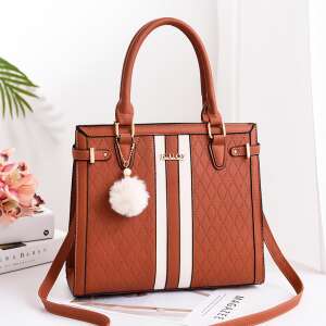 Barna steppelt válltáska fehér csíkokkal és bolyhos díszítéssel, tökéletes a mindennapi használatra - MBC