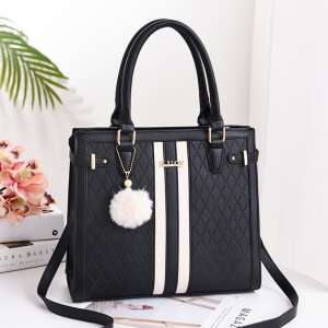 Fekete steppelt válltáska fehér csíkokkal és bolyhos díszítéssel, ideális mindennapi használatra - MBC