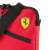 A Puma Scuderia Ferrari piros-fekete válltáska Ferrari logójának közeli képe