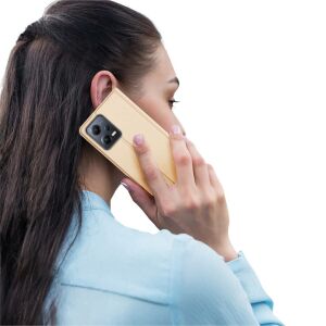 Frau benutzt Dux Ducis Skin Pro Gold Flip Hülle für Xiaomi Redmi Note 12 Pro+ - Dux Ducis Handyhüllen